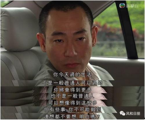 俩男生在广场吃瓜,俩男生共享夏日悠闲时光